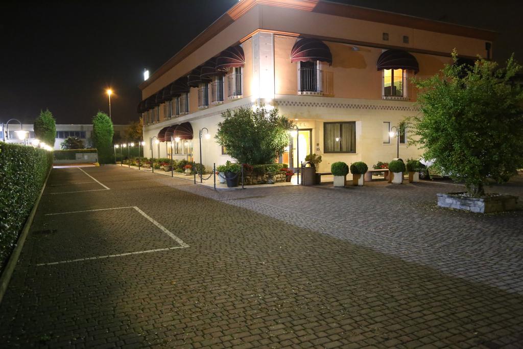 Hotel Lenotel Kültér fotó
