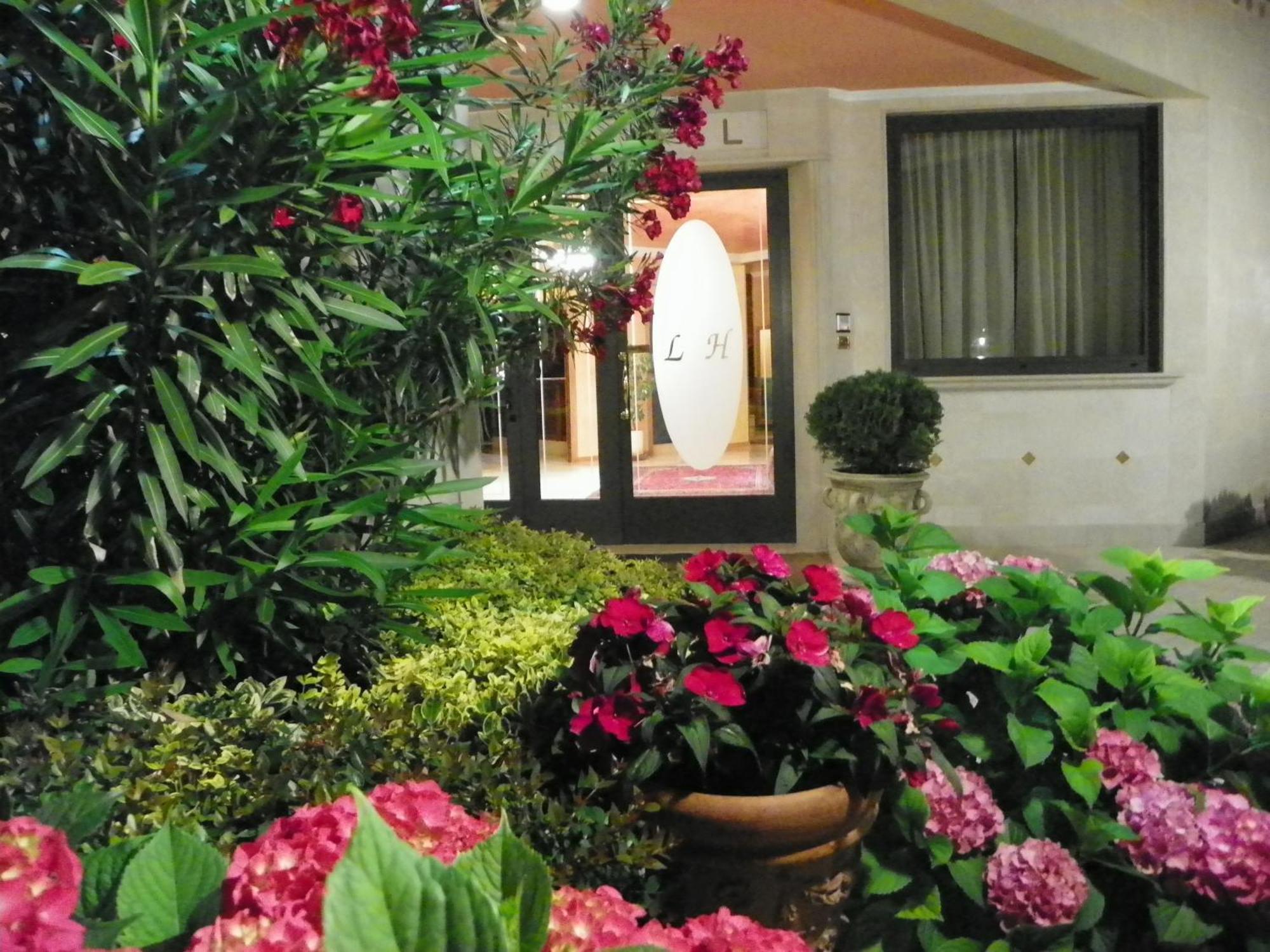 Hotel Lenotel Kültér fotó