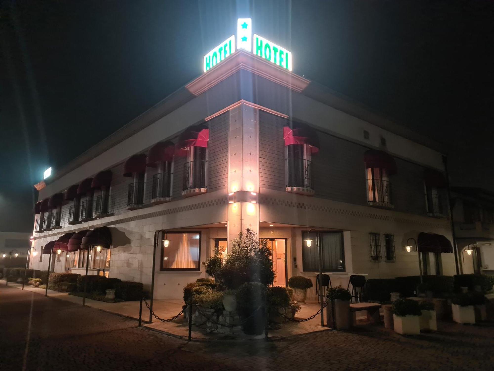 Hotel Lenotel Kültér fotó