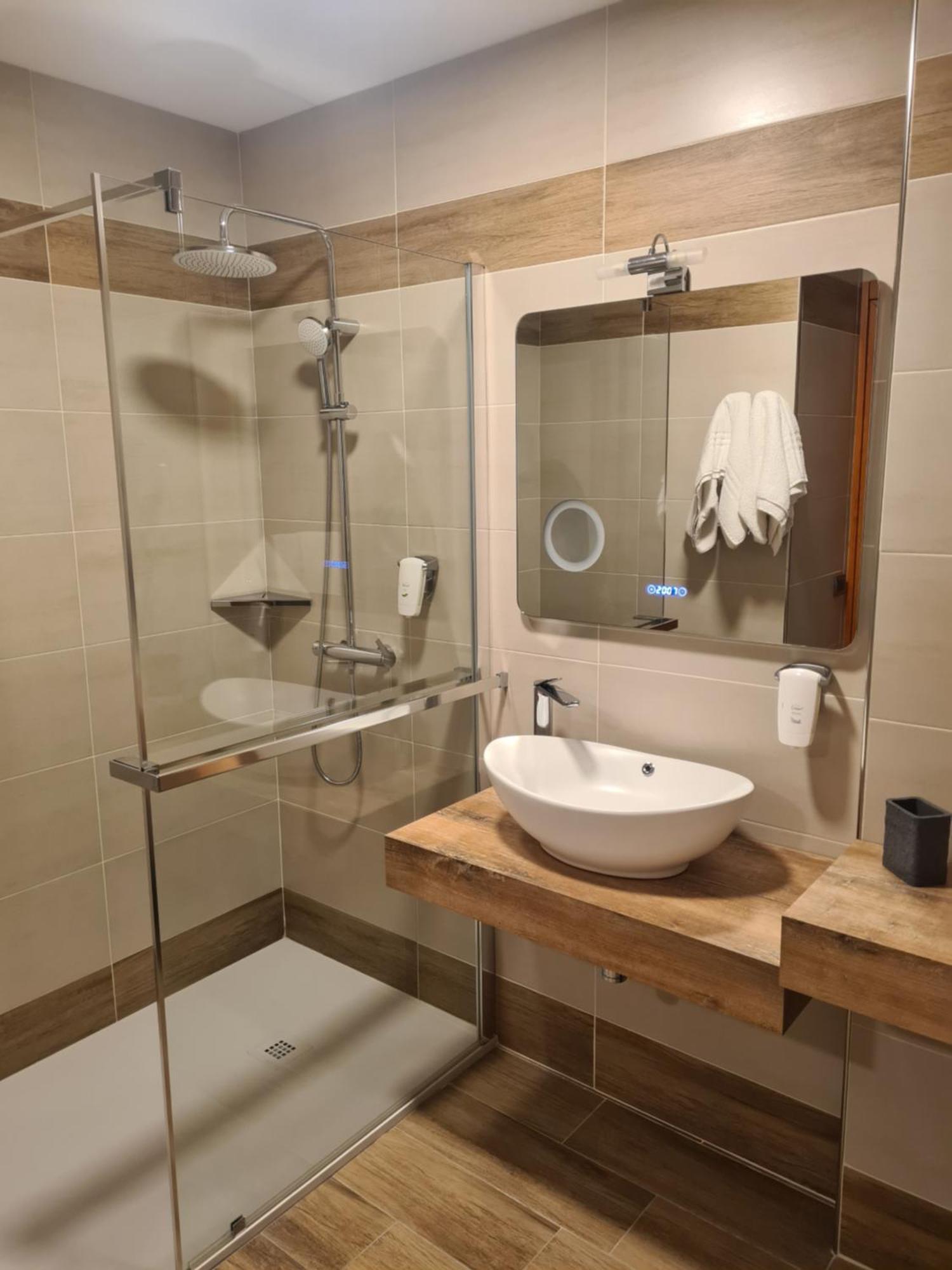 Hotel Lenotel Kültér fotó